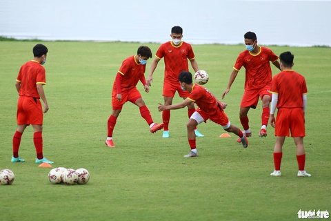U23 Việt Nam ba lần đổi sân tập, suýt chạm mặt cựu HLV đội HAGL - Ảnh 5. U23 Việt Nam ba lần đổi sân tập, suýt chạm mặt cựu HLV đội HAGL - Ảnh 5.