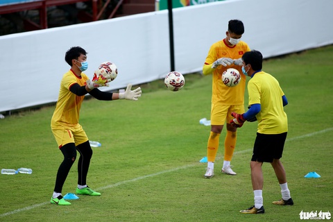 U23 Việt Nam ba lần đổi sân tập, suýt chạm mặt cựu HLV đội HAGL - Ảnh 6. U23 Việt Nam ba lần đổi sân tập, suýt chạm mặt cựu HLV đội HAGL - Ảnh 6.