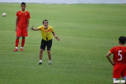 U23 Việt Nam ba lần đổi sân tập, suýt chạm mặt cựu HLV đội HAGL - Ảnh 7. U23 Việt Nam ba lần đổi sân tập, suýt chạm mặt cựu HLV đội HAGL - Ảnh 7.