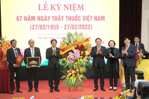 Chủ tịch Quốc hội Vương Đình Huệ: Sự đóng góp của đội ngũ cán bộ y tế là không thể đong đếm được - Ảnh 2. Chủ tịch Quốc hội Vương Đình Huệ: Sự đóng góp của đội ngũ cán bộ y tế là không thể đong đếm được - Ảnh 2.