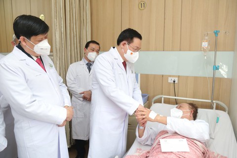 Chủ tịch Quốc hội Vương Đình Huệ: Sự đóng góp của đội ngũ cán bộ y tế là không thể đong đếm được - Ảnh 1. Chủ tịch Quốc hội Vương Đình Huệ: Sự đóng góp của đội ngũ cán bộ y tế là không thể đong đếm được - Ảnh 1.