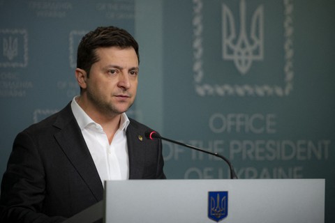 Ukraine ban bố sắc lệnh tổng động viên, cấm nam giới 18-60 tuổi rời đất nước - Ảnh 1. Ukraine ban bố sắc lệnh tổng động viên, cấm nam giới 18-60 tuổi rời đất nước - Ảnh 1.