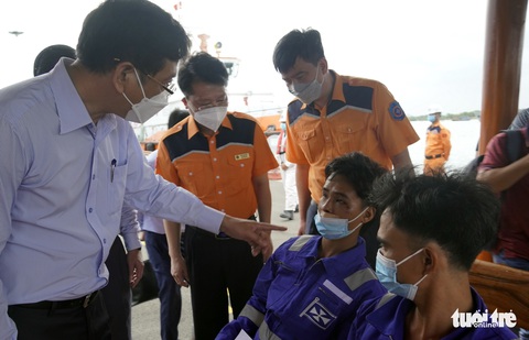 Đưa 4 thuyền viên tàu Vân Đồn Ace về bờ, thứ trưởng Bộ GTVT xuống Vũng Tàu chỉ đạo - Ảnh 2. Đưa 4 thuyền viên tàu Vân Đồn Ace về bờ, thứ trưởng Bộ GTVT xuống Vũng Tàu chỉ đạo - Ảnh 2.