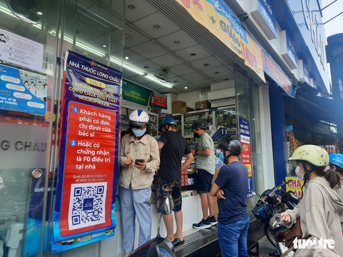 Ngày thứ 2 bán thuốc điều trị COVID-19: Người dân mua đông hơn - Ảnh 1. Ngày thứ 2 bán thuốc điều trị COVID-19: Người dân mua đông hơn - Ảnh 1.