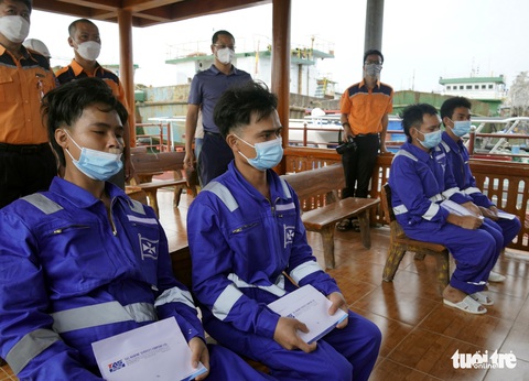 Đưa 4 thuyền viên tàu Vân Đồn Ace về bờ, thứ trưởng Bộ GTVT xuống Vũng Tàu chỉ đạo - Ảnh 4. Đưa 4 thuyền viên tàu Vân Đồn Ace về bờ, thứ trưởng Bộ GTVT xuống Vũng Tàu chỉ đạo - Ảnh 4.