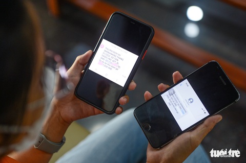 Ngân hàng có đua tăng phí SMS banking? - Ảnh 1. Ngân hàng có đua tăng phí SMS banking? - Ảnh 1.