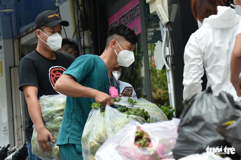 Những chiến sĩ áo trắng vừa chống dịch vừa làm thiện nguyện - Ảnh 9. Những chiến sĩ áo trắng vừa chống dịch vừa làm thiện nguyện - Ảnh 9.