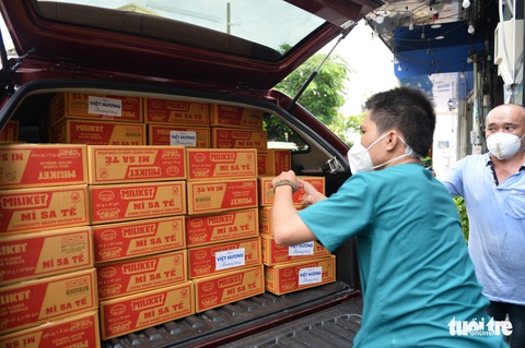 Những chiến sĩ áo trắng vừa chống dịch vừa làm thiện nguyện - Ảnh 1. Những chiến sĩ áo trắng vừa chống dịch vừa làm thiện nguyện - Ảnh 1.