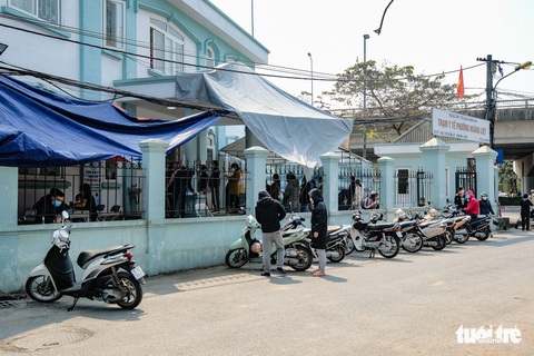 Quá tải xin giấy xác nhận F0, quận ở Hà Nội phải mở thêm điểm xét nghiệm - Ảnh 1. Quá tải xin giấy xác nhận F0, quận ở Hà Nội phải mở thêm điểm xét nghiệm - Ảnh 1.