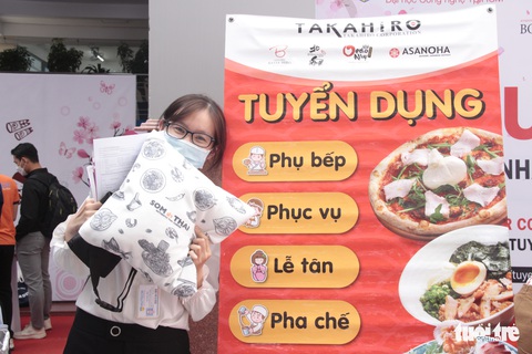 Vừa trở lại trường, sinh viên TP.HCM rủ nhau đi tìm việc - Ảnh 9. Vừa trở lại trường, sinh viên TP.HCM rủ nhau đi tìm việc - Ảnh 9.