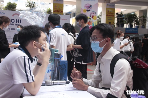 Vừa trở lại trường, sinh viên TP.HCM rủ nhau đi tìm việc - Ảnh 6. Vừa trở lại trường, sinh viên TP.HCM rủ nhau đi tìm việc - Ảnh 6.