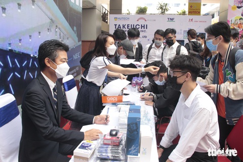 Vừa trở lại trường, sinh viên TP.HCM rủ nhau đi tìm việc - Ảnh 2. Vừa trở lại trường, sinh viên TP.HCM rủ nhau đi tìm việc - Ảnh 2.