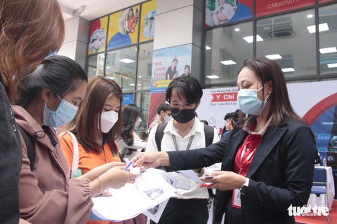 Vừa trở lại trường, sinh viên TP.HCM rủ nhau đi tìm việc - Ảnh 4. Vừa trở lại trường, sinh viên TP.HCM rủ nhau đi tìm việc - Ảnh 4.