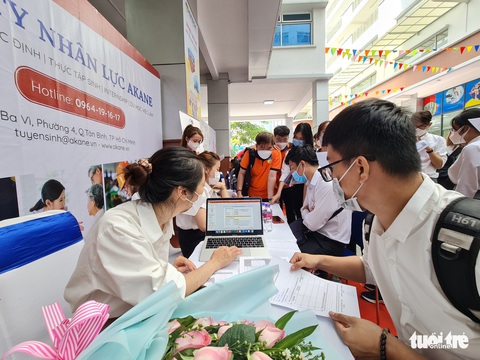 Vừa trở lại trường, sinh viên TP.HCM rủ nhau đi tìm việc - Ảnh 5. Vừa trở lại trường, sinh viên TP.HCM rủ nhau đi tìm việc - Ảnh 5.