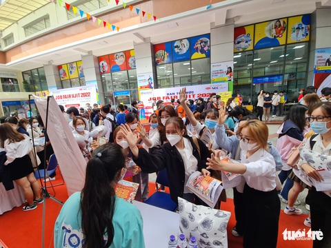 Vừa trở lại trường, sinh viên TP.HCM rủ nhau đi tìm việc - Ảnh 8. Vừa trở lại trường, sinh viên TP.HCM rủ nhau đi tìm việc - Ảnh 8.
