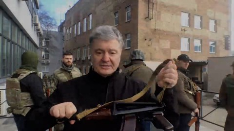Cựu tổng thống Ukraine cầm súng xuống đường - Ảnh 1. Cựu tổng thống Ukraine cầm súng xuống đường - Ảnh 1.