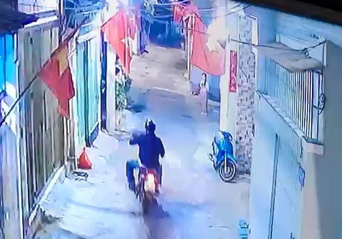 Truy tìm thanh niên đi xe máy vô cớ dùng dao chém nhiều người - Ảnh 1. Truy tìm thanh niên đi xe máy vô cớ dùng dao chém nhiều người - Ảnh 1.