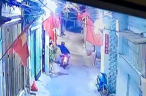 Truy tìm thanh niên đi xe máy vô cớ dùng dao chém nhiều người - Ảnh 2. Truy tìm thanh niên đi xe máy vô cớ dùng dao chém nhiều người - Ảnh 2.