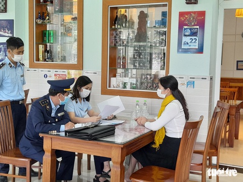 Yêu cầu quán cơm gà Bà Luận phải treo bảng niêm yết giá, cam kết bán đúng giá - Ảnh 1. Yêu cầu quán cơm gà Bà Luận phải treo bảng niêm yết giá, cam kết bán đúng giá - Ảnh 1.