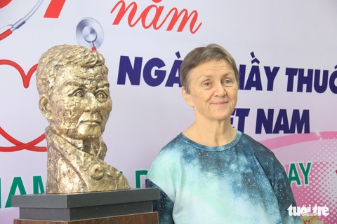 Nhà điêu khắc Phạm Văn Hạng tạc tượng chuyên gia vật lý trị liệu người Mỹ - Ảnh 2. Nhà điêu khắc Phạm Văn Hạng tạc tượng chuyên gia vật lý trị liệu người Mỹ - Ảnh 2.
