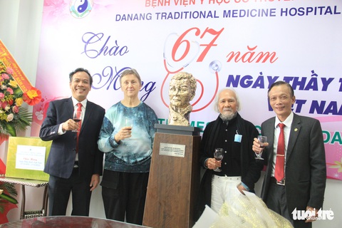Nhà điêu khắc Phạm Văn Hạng tạc tượng chuyên gia vật lý trị liệu người Mỹ - Ảnh 1. Nhà điêu khắc Phạm Văn Hạng tạc tượng chuyên gia vật lý trị liệu người Mỹ - Ảnh 1.