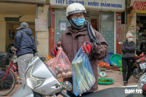 Hà Nội: Đổ xô đi mua thuốc, kit xét nghiệm, chanh sả xông hơi và... hẹn hò ăn kem - Ảnh 1. Hà Nội: Đổ xô đi mua thuốc, kit xét nghiệm, chanh sả xông hơi và... hẹn hò ăn kem - Ảnh 1.