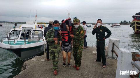 Nóng: Chìm ca nô chở 39 người ở biển Cửa Đại, 13 người tử vong, 4 người mất tích - Ảnh 1. Nóng: Chìm ca nô chở 39 người ở biển Cửa Đại, 13 người tử vong, 4 người mất tích - Ảnh 1.
