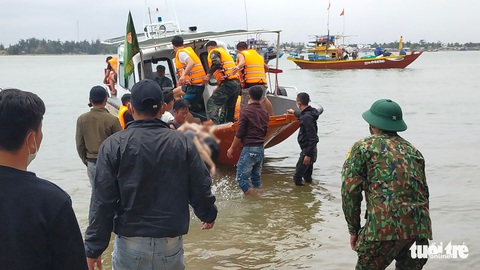 Nóng: Chìm ca nô chở 39 người ở biển Cửa Đại, 13 người tử vong, 4 người mất tích - Ảnh 7. Nóng: Chìm ca nô chở 39 người ở biển Cửa Đại, 13 người tử vong, 4 người mất tích - Ảnh 7.