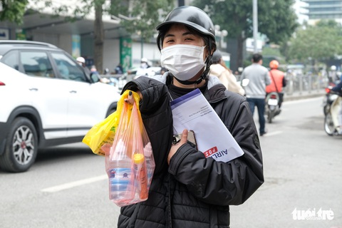 Hà Nội: Đổ xô đi mua thuốc, kit xét nghiệm, chanh sả xông hơi và... hẹn hò ăn kem - Ảnh 4. Hà Nội: Đổ xô đi mua thuốc, kit xét nghiệm, chanh sả xông hơi và... hẹn hò ăn kem - Ảnh 4.