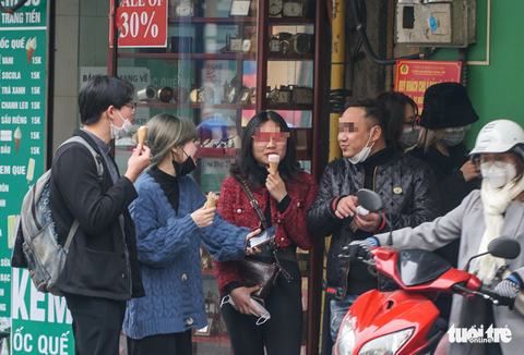 Hà Nội: Đổ xô đi mua thuốc, kit xét nghiệm, chanh sả xông hơi và... hẹn hò ăn kem - Ảnh 5. Hà Nội: Đổ xô đi mua thuốc, kit xét nghiệm, chanh sả xông hơi và... hẹn hò ăn kem - Ảnh 5.