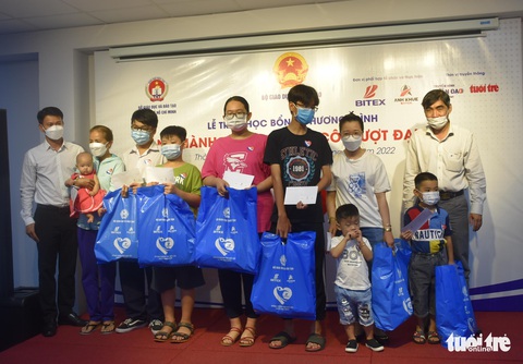 Học bổng Đồng hành cùng trẻ mồ côi vượt đại dịch: Động viên các em vượt qua nỗi đau để vươn lên - Ảnh 4. Học bổng Đồng hành cùng trẻ mồ côi vượt đại dịch: Động viên các em vượt qua nỗi đau để vươn lên - Ảnh 4.