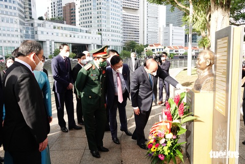 Chủ tịch nước Nguyễn Xuân Phúc dâng hoa tượng đài Chủ tịch Hồ Chí Minh tại Singapore - Ảnh 2. Chủ tịch nước Nguyễn Xuân Phúc dâng hoa tượng đài Chủ tịch Hồ Chí Minh tại Singapore - Ảnh 2.
