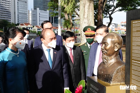 Chủ tịch nước Nguyễn Xuân Phúc dâng hoa tượng đài Chủ tịch Hồ Chí Minh tại Singapore - Ảnh 3. Chủ tịch nước Nguyễn Xuân Phúc dâng hoa tượng đài Chủ tịch Hồ Chí Minh tại Singapore - Ảnh 3.