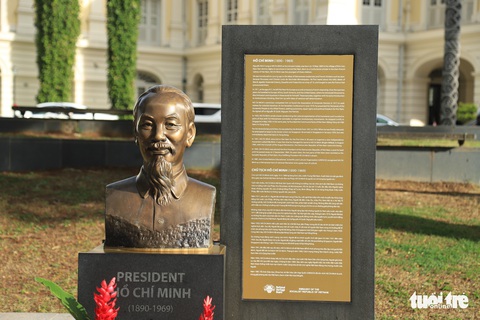 Chủ tịch nước Nguyễn Xuân Phúc dâng hoa tượng đài Chủ tịch Hồ Chí Minh tại Singapore - Ảnh 4. Chủ tịch nước Nguyễn Xuân Phúc dâng hoa tượng đài Chủ tịch Hồ Chí Minh tại Singapore - Ảnh 4.