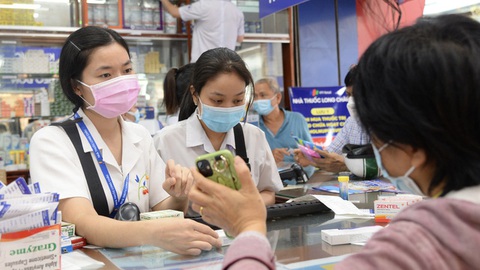 Tin tức sáng 25-10: Thêm nhóm đối tượng được cấp thẻ BHYT miễn phí - Ảnh 2. Người dân tìm mua thuốc tại nhà thuốc - Ảnh: T.T.