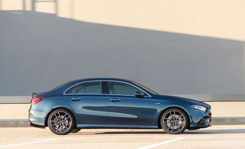 Loạt xe sang Mercedes-Benz thay đổi giá hàng trăm triệu tại Việt Nam - Ảnh 3. Loạt xe sang Mercedes-Benz thay đổi giá hàng trăm triệu tại Việt Nam - Ảnh 3.