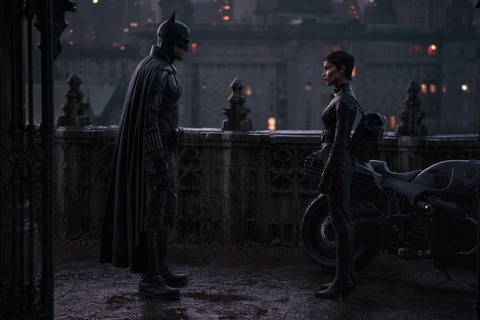 Dàn diễn viên The Batman chào khán giả Việt - Ảnh 2. Dàn diễn viên The Batman chào khán giả Việt - Ảnh 2.