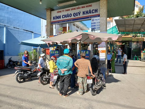 TP.HCM tiếp tục kiểm tra các cây xăng - Ảnh 1. TP.HCM tiếp tục kiểm tra các cây xăng - Ảnh 1.