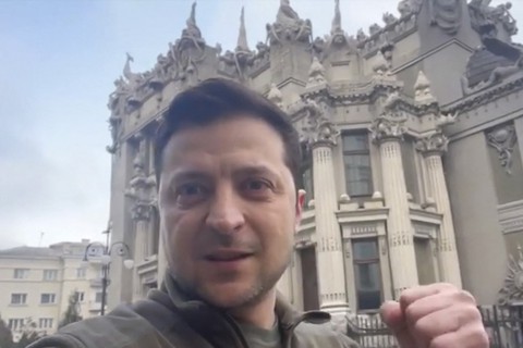 Tổng thống Zelensky: Ukraine vẫn kiểm soát thủ đô Kiev, Mỹ công bố viện trợ quân sự - Ảnh 1. Tổng thống Zelensky: Ukraine vẫn kiểm soát thủ đô Kiev, Mỹ công bố viện trợ quân sự - Ảnh 1.