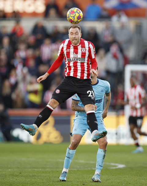Christian Eriksen trở lại sân cỏ sau đột quỵ - Ảnh 2. Christian Eriksen trở lại sân cỏ sau đột quỵ - Ảnh 2.