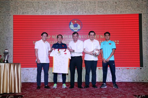 Lễ mừng công U23 Việt Nam vô địch Đông Nam Á 2022: Ngắn gọn nhưng ấm lòng - Ảnh 2. Lễ mừng công U23 Việt Nam vô địch Đông Nam Á 2022: Ngắn gọn nhưng ấm lòng - Ảnh 2.