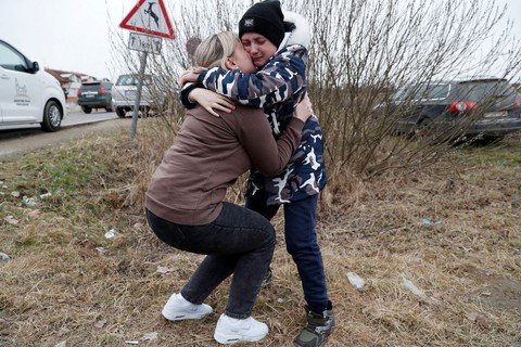 Ukraine: Cha gửi hai con nhỏ cho người lạ đưa đi sơ tán - Ảnh 1. Ukraine: Cha gửi hai con nhỏ cho người lạ đưa đi sơ tán - Ảnh 1.