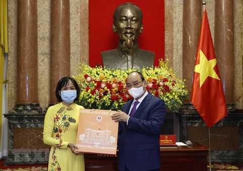Chủ tịch nước Nguyễn Xuân Phúc: Chăm lo nhiều hơn nữa đội ngũ y bác sĩ, cán bộ y tế - Ảnh 2. Chủ tịch nước Nguyễn Xuân Phúc: Chăm lo nhiều hơn nữa đội ngũ y bác sĩ, cán bộ y tế - Ảnh 2.