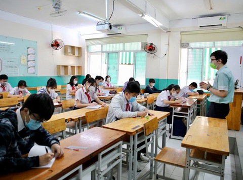 Phụ huynh chia phe học trực tiếp - trực tuyến, thầy cô tăng ca vừa off vừa on - Ảnh 3. Phụ huynh chia phe học trực tiếp - trực tuyến, thầy cô tăng ca vừa off vừa on - Ảnh 3.