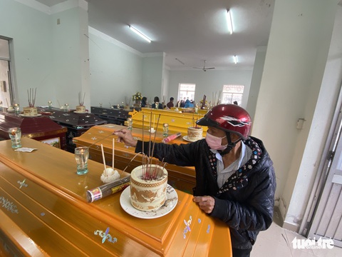 Những hình ảnh nhói lòng bên trong trong nhà tang lễ ở Hội An - Ảnh 1. Những hình ảnh nhói lòng bên trong trong nhà tang lễ ở Hội An - Ảnh 1.