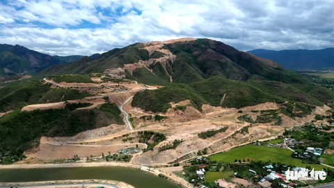 Cận cảnh núi Chín Khúc ở Nha Trang bị băm đứt từng khúc để làm đô thị, biệt thự - Ảnh 3. Cận cảnh núi Chín Khúc ở Nha Trang bị băm đứt từng khúc để làm đô thị, biệt thự - Ảnh 3.