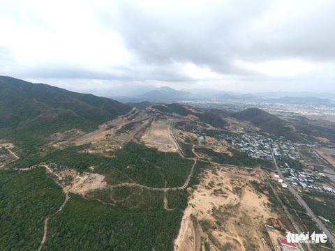 Cận cảnh núi Chín Khúc ở Nha Trang bị băm đứt từng khúc để làm đô thị, biệt thự - Ảnh 5. Cận cảnh núi Chín Khúc ở Nha Trang bị băm đứt từng khúc để làm đô thị, biệt thự - Ảnh 5.