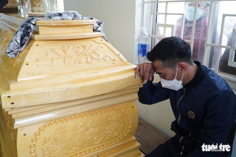 Những hình ảnh nhói lòng bên trong trong nhà tang lễ ở Hội An - Ảnh 2. Những hình ảnh nhói lòng bên trong trong nhà tang lễ ở Hội An - Ảnh 2.
