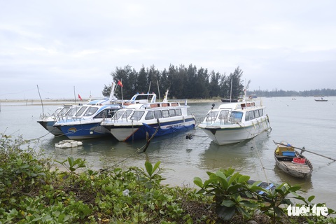 Vụ chìm ca nô du lịch ở Cửa Đại: Loại tàu đóng kín, gặp nạn khó thoát - Ảnh 1. Vụ chìm ca nô du lịch ở Cửa Đại: Loại tàu đóng kín, gặp nạn khó thoát - Ảnh 1.