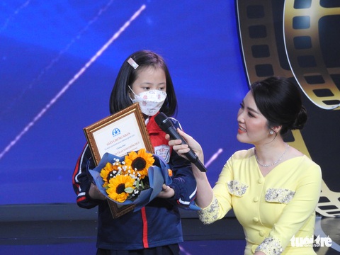 Bé 9 tuổi được trao giải cho clip tuyên truyền về an toàn giao thông - Ảnh 1. Bé 9 tuổi được trao giải cho clip tuyên truyền về an toàn giao thông - Ảnh 1.